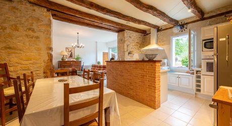 Secteur CARLUX, sur les hauteurs, Longère composée d'une maison, 2 gîtes, etables. Piscine, 1.9ha