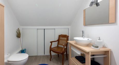 Secteur CARLUX, sur les hauteurs, Longère composée d'une maison, 2 gîtes, etables. Piscine, 1.9ha