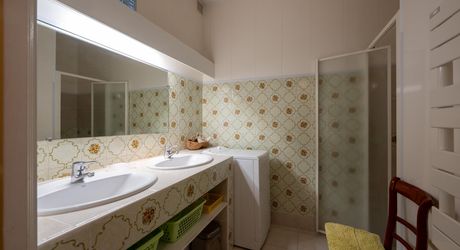 Secteur CARLUX, sur les hauteurs, Longère composée d'une maison, 2 gîtes, etables. Piscine, 1.9ha