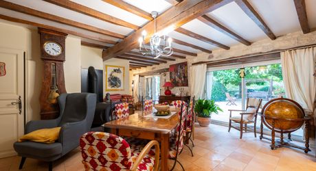 Secteur CARLUX, sur les hauteurs, Longère composée d'une maison, 2 gîtes, etables. Piscine, 1.9ha