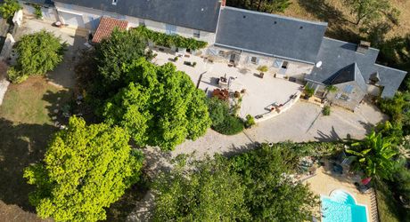 Secteur CARLUX, sur les hauteurs, Longère composée d'une maison, 2 gîtes, etables. Piscine, 1.9ha