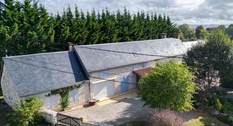 Secteur CARLUX, sur les hauteurs, Longère composée d'une maison, 2 gîtes, etables. Piscine, 1.9ha