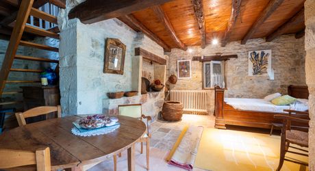Secteur CARLUX, sur les hauteurs, Longère composée d'une maison, 2 gîtes, etables. Piscine, 1.9ha
