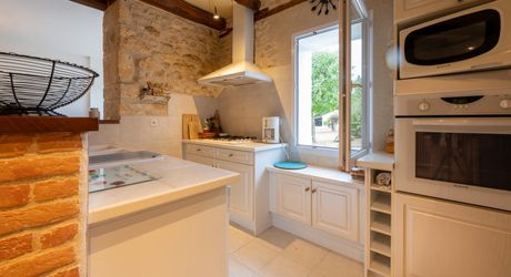 Secteur CARLUX, sur les hauteurs, Longère composée d'une maison, 2 gîtes, etables. Piscine, 1.9ha