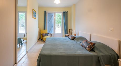 Secteur CARLUX, sur les hauteurs, Longère composée d'une maison, 2 gîtes, etables. Piscine, 1.9ha
