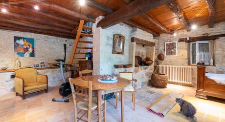 Secteur CARLUX, sur les hauteurs, Longère composée d'une maison, 2 gîtes, etables. Piscine, 1.9ha