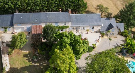 Secteur CARLUX, sur les hauteurs, Longère composée d'une maison, 2 gîtes, etables. Piscine, 1.9ha