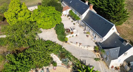 Secteur CARLUX, sur les hauteurs, Longère composée d'une maison, 2 gîtes, etables. Piscine, 1.9ha