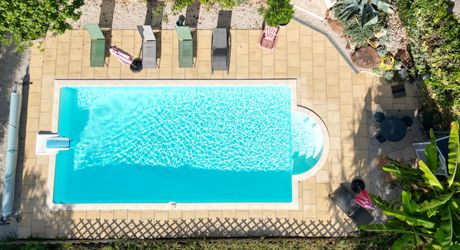 Secteur CARLUX, sur les hauteurs, Longère composée d'une maison, 2 gîtes, etables. Piscine, 1.9ha