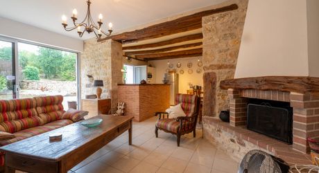 Secteur CARLUX, sur les hauteurs, Longère composée d'une maison, 2 gîtes, etables. Piscine, 1.9ha
