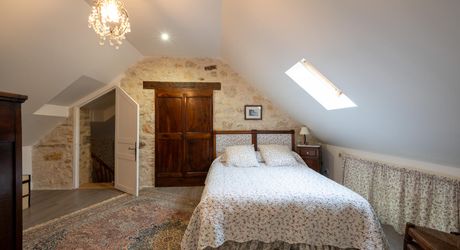 Secteur CARLUX, sur les hauteurs, Longère composée d'une maison, 2 gîtes, etables. Piscine, 1.9ha