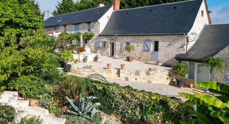 Secteur CARLUX, sur les hauteurs, Longère composée d'une maison, 2 gîtes, etables. Piscine, 1.9ha