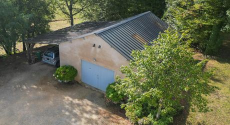 Secteur CARLUX, sur les hauteurs, Longère composée d'une maison, 2 gîtes, etables. Piscine, 1.9ha