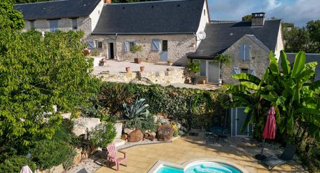 Secteur CARLUX, sur les hauteurs, Longère composée d'une maison, 2 gîtes, etables. Piscine, 1.9ha