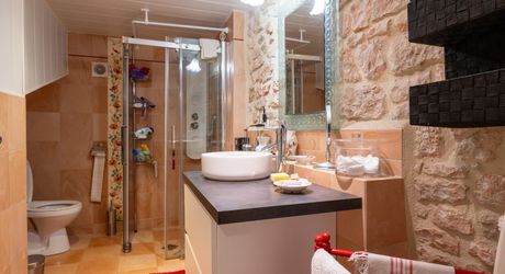 Secteur CARLUX, sur les hauteurs, Longère composée d'une maison, 2 gîtes, etables. Piscine, 1.9ha