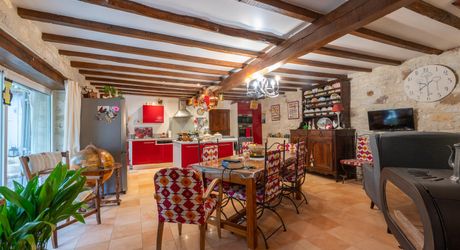 Secteur CARLUX, sur les hauteurs, Longère composée d'une maison, 2 gîtes, etables. Piscine, 1.9ha