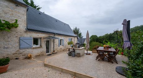 Secteur CARLUX, sur les hauteurs, Longère composée d'une maison, 2 gîtes, etables. Piscine, 1.9ha