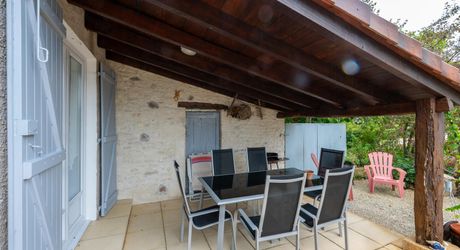 Secteur CARLUX, sur les hauteurs, Longère composée d'une maison, 2 gîtes, etables. Piscine, 1.9ha