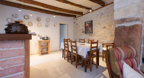 Secteur CARLUX, sur les hauteurs, Longère composée d'une maison, 2 gîtes, etables. Piscine, 1.9ha