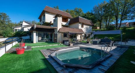 Souillac, sur les hauteurs avec vue, maison 5 chambres piscine et spa.