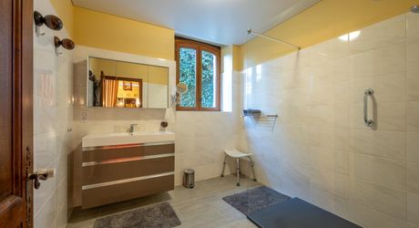 À vendre – Superbe maison en pierre 5chambres avec grand terrain boisé – Puy-l’Évêque (46)