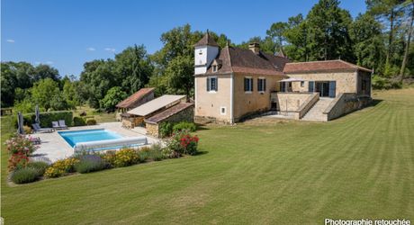 EXCLUSIVITÉ – Propriété de caractère avec piscine et dépendances sur 1,3 hectare – Secteur Gourdon, Lot