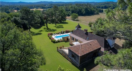 EXCLUSIVITÉ – Propriété de caractère avec piscine et dépendances sur 1,3 hectare – Secteur Gourdon, Lot