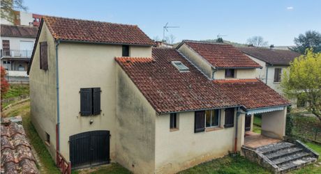 Atypical house with enclosed garden in the heart of Souillac, generous volumes and strong renovation potential