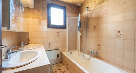 Atypical house with enclosed garden in the heart of Souillac, generous volumes and strong renovation potential