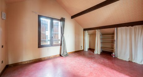 Atypical house with enclosed garden in the heart of Souillac, generous volumes and strong renovation potential