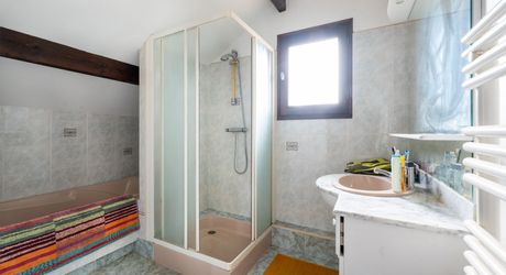 Atypical house with enclosed garden in the heart of Souillac, generous volumes and strong renovation potential