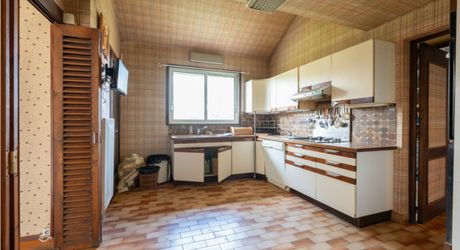 Atypical house with enclosed garden in the heart of Souillac, generous volumes and strong renovation potential