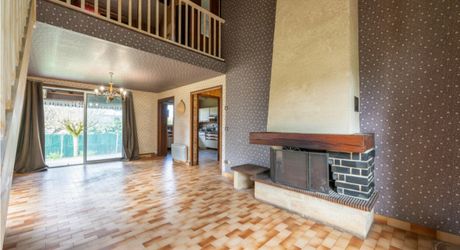 Atypical house with enclosed garden in the heart of Souillac, generous volumes and strong renovation potential