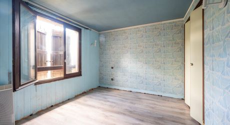 Atypical house with enclosed garden in the heart of Souillac, generous volumes and strong renovation potential