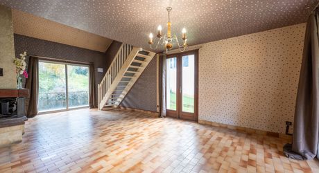 Atypical house with enclosed garden in the heart of Souillac, generous volumes and strong renovation potential