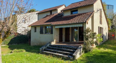 Maison atypique avec jardin clos au cœur de Souillac, beaux volumes et fort potentiel de valorisation