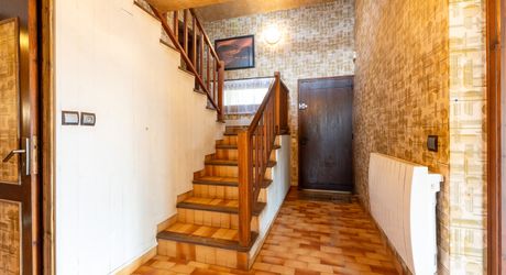 Atypical house with enclosed garden in the heart of Souillac, generous volumes and strong renovation potential