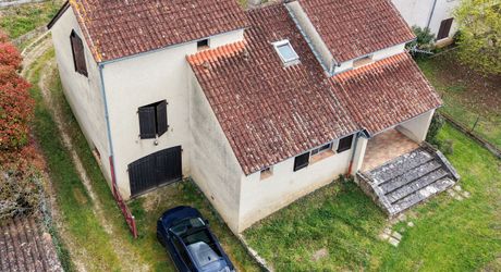 Atypical house with enclosed garden in the heart of Souillac, generous volumes and strong renovation potential