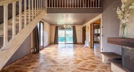 Atypical house with enclosed garden in the heart of Souillac, generous volumes and strong renovation potential