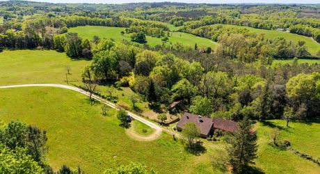 Secteur GOURDON, Maison en pierre isolée en pleine nature avec grange, dépendances et prairie entourée de forêt