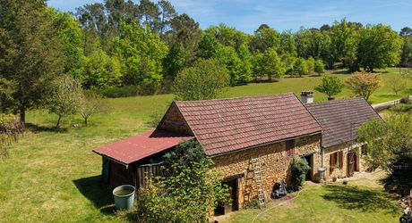 Secteur GOURDON, Maison en pierre isolée en pleine nature avec grange, dépendances et prairie entourée de forêt