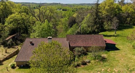 Secteur GOURDON, Maison en pierre isolée en pleine nature avec grange, dépendances et prairie entourée de forêt