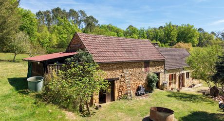 Secteur GOURDON, Maison en pierre isolée en pleine nature avec grange, dépendances et prairie entourée de forêt