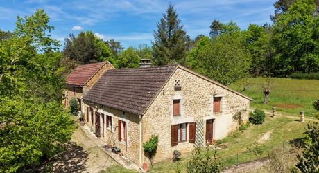 Secteur GOURDON, Maison en pierre isolée en pleine nature avec grange, dépendances et prairie entourée de forêt