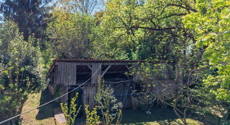 Secteur GOURDON, Maison en pierre isolée en pleine nature avec grange, dépendances et prairie entourée de forêt