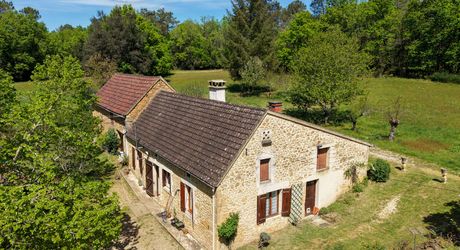 Secteur GOURDON, Maison en pierre isolée en pleine nature avec grange, dépendances et prairie entourée de forêt