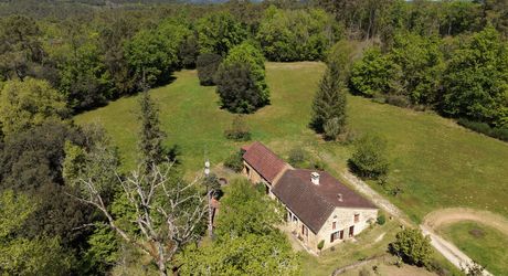 Secteur GOURDON, Maison en pierre isolée en pleine nature avec grange, dépendances et prairie entourée de forêt