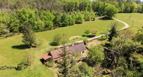 Secteur GOURDON, Maison en pierre isolée en pleine nature avec grange, dépendances et prairie entourée de forêt