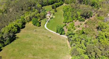 Secteur GOURDON, Maison en pierre isolée en pleine nature avec grange, dépendances et prairie entourée de forêt