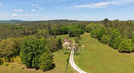 Secteur GOURDON, Maison en pierre isolée en pleine nature avec grange, dépendances et prairie entourée de forêt